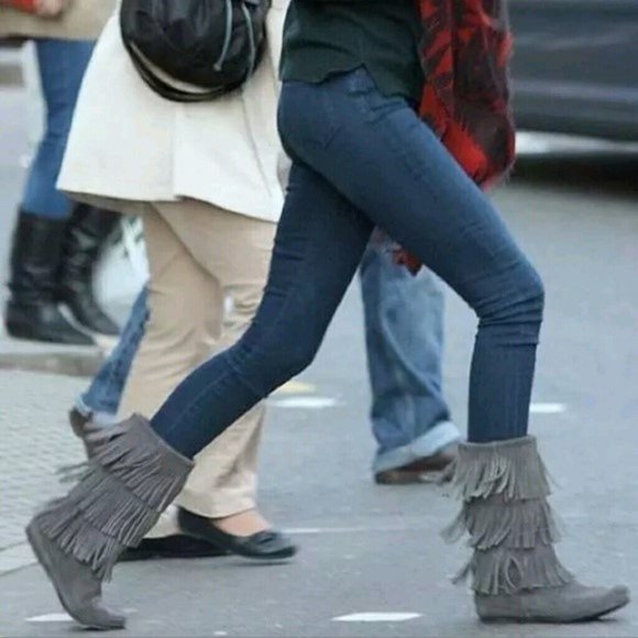 Women's Minnetonka 3-Layer Fringe Gray Suede Pull-on Mid-Calf Boots Size 5 EUC - Picture 1 of 10
